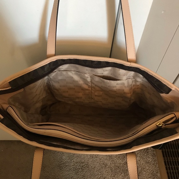 Michael Kors purse - Picture 4 of 7